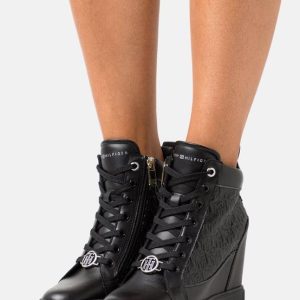 Сникерсы TOMMY HILFIGER